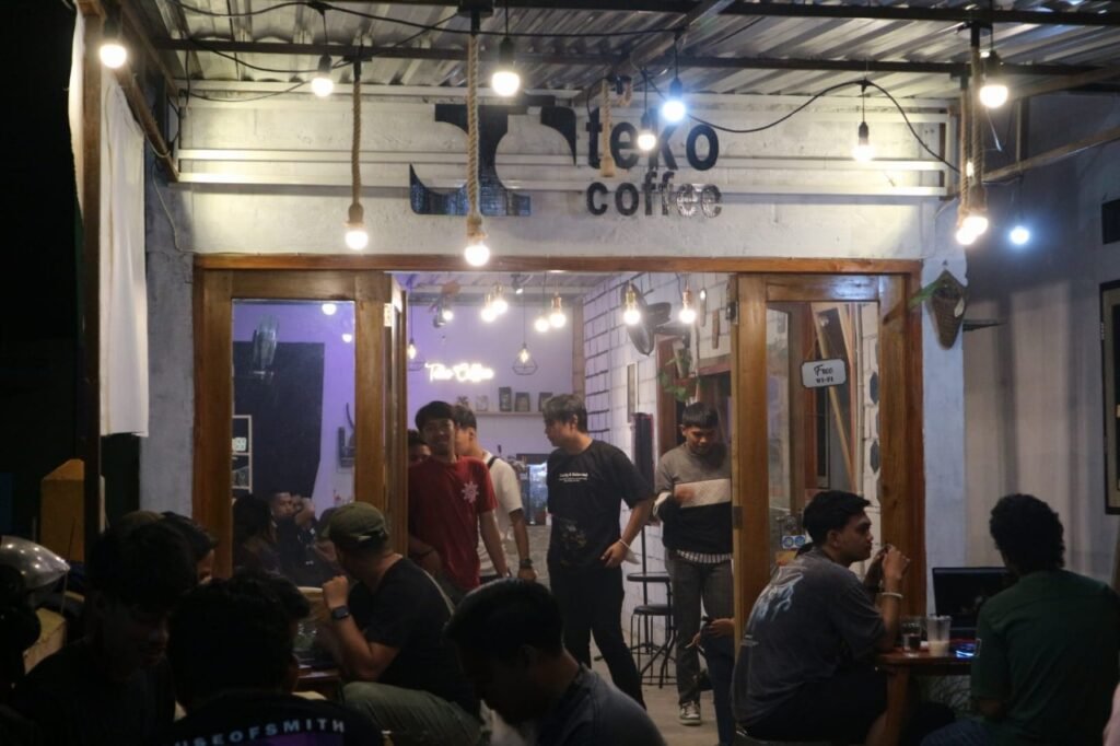 Teko Coffee Kendari berlokasi di Jalan Haji Supu Yusuf, Kelurahan Bende, Kecamatan Kadia, Kota Kendari.