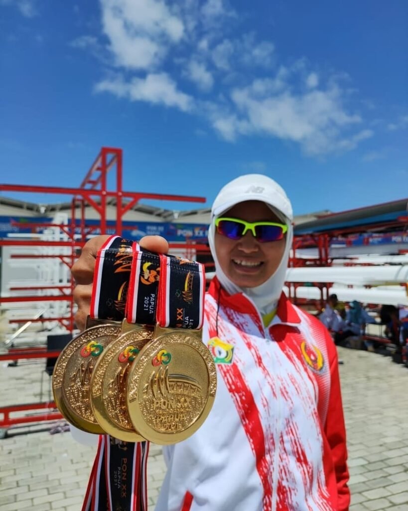 Julianti, atlet dari Sultra saat memenangkan tiga medali emas pada PON Papua 2021. 