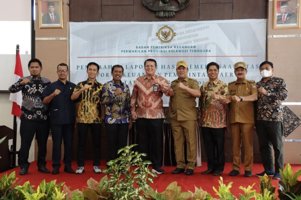 Bupati Konawe Utara, Ruksamin menerima Opini WTP dari BPK.