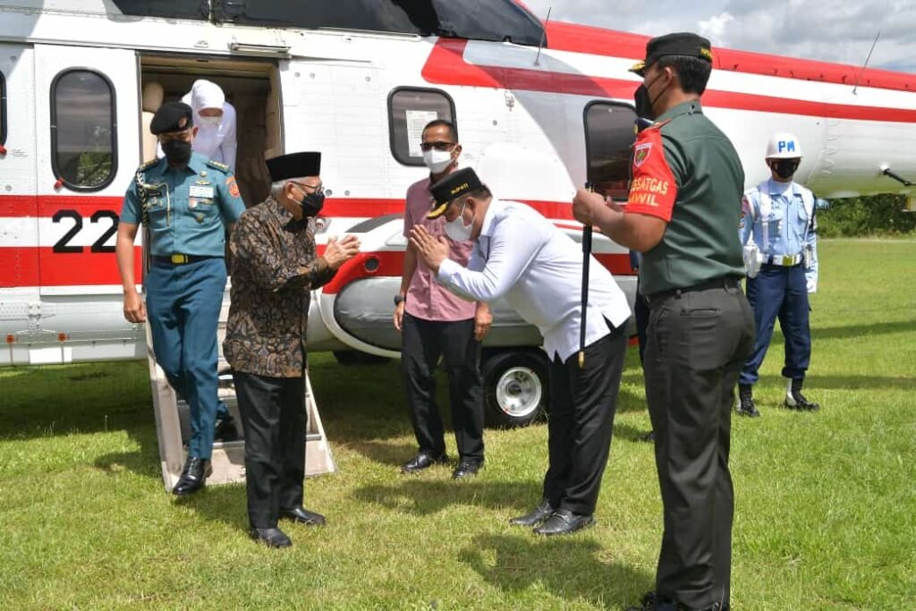 Bupati Konawe Utara, Ruksamin menyambut Wapres RI, Maruf Amin.