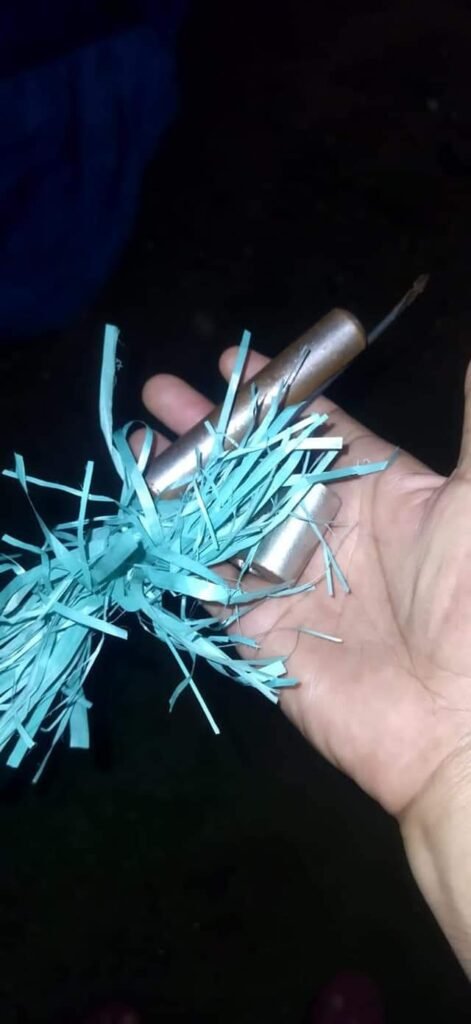 Pencungkil pintu dan busur yang ditemukan usai aksi pencurian.