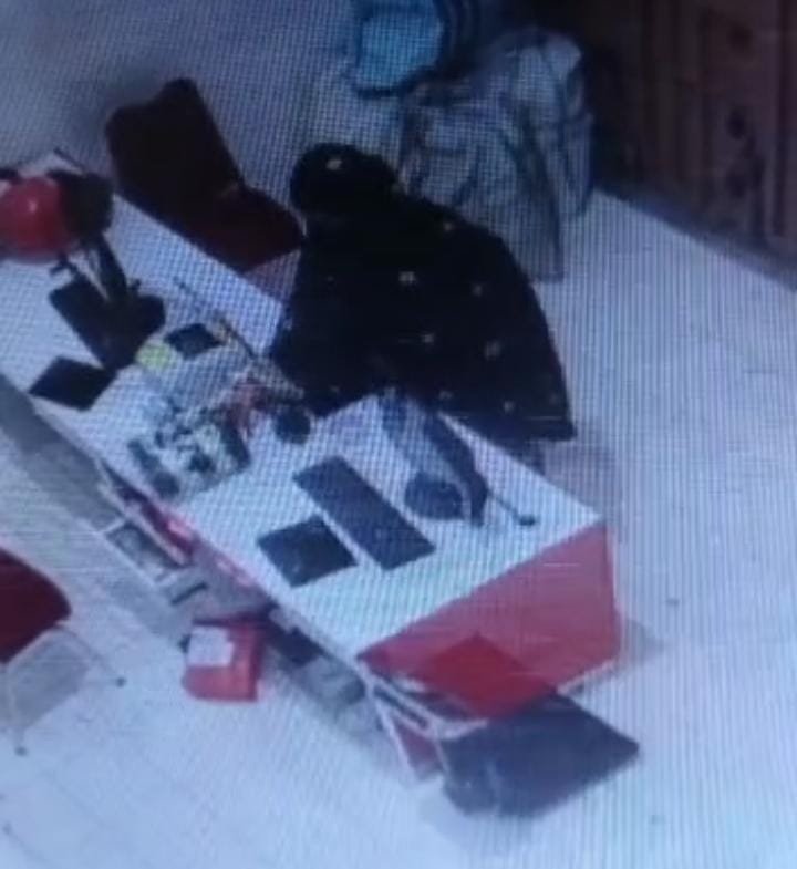 Salah seorang pelaku menggasak paket di dalam Kantor J&T Benu-Benua.