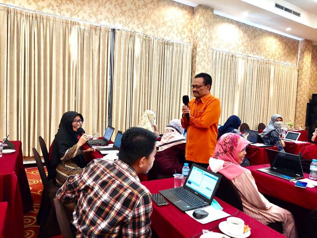 Suasana pelatihan para dosen oleh LPPM IAIN Kendari. 