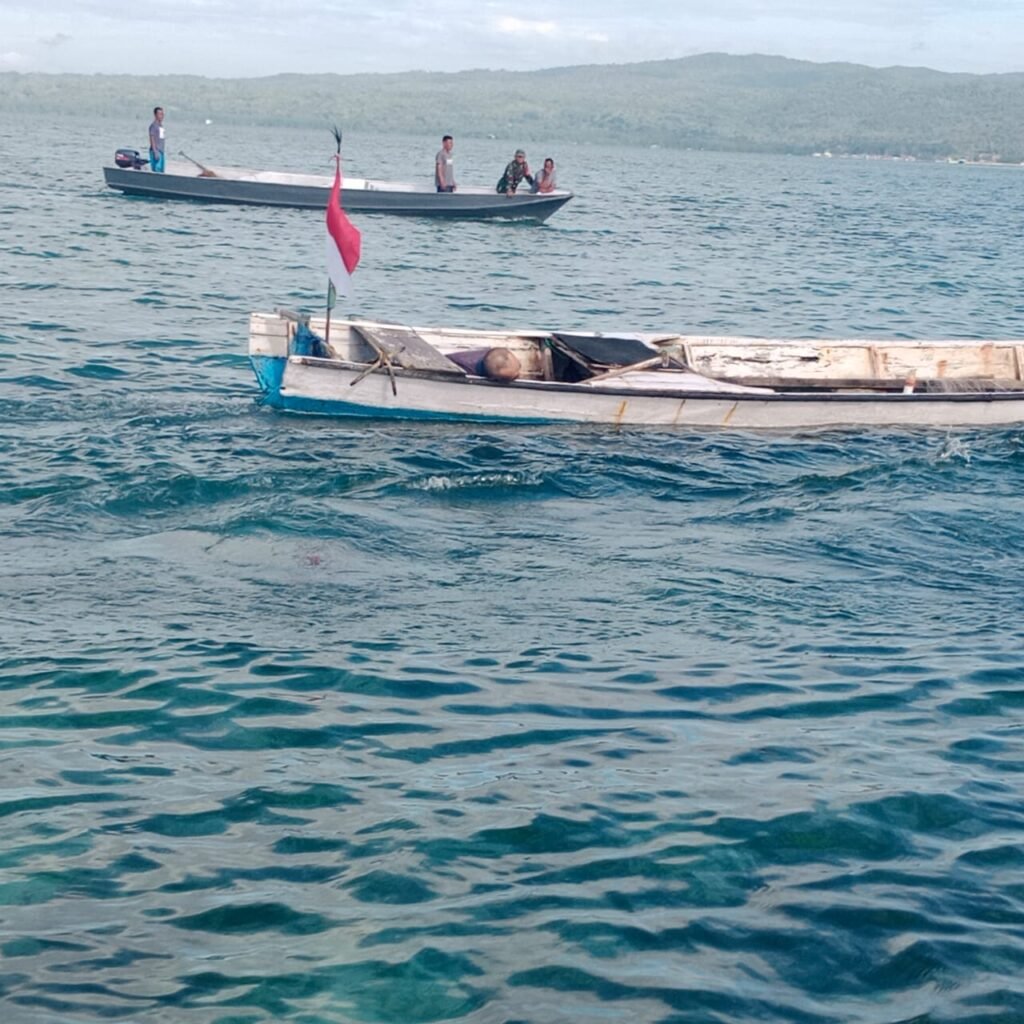 Jenazah kakek di Kendari ditemukan tewas di atas perahu.