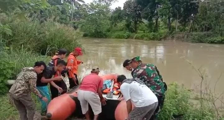 KPP Kendari dan tim menurunkan alat untuk melancarkan pencarian warga yang diterkam buaya di Koltim. 