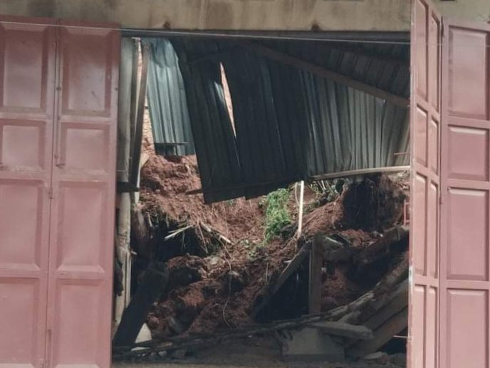 Rumah warga di Kelurahan Sakuli tertimpa materiel tanah longsor. 