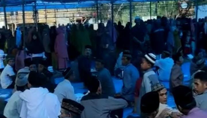 Suasana warga yang menghadiri peresmian Pondok Pesantren Nahdlatul Ulum Cialam Jaya. 