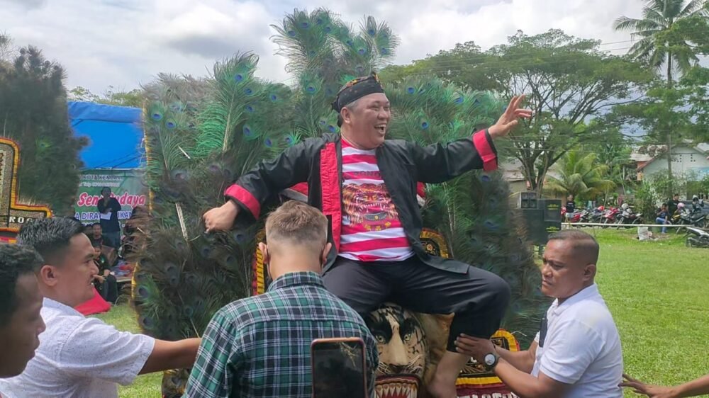 Hadiri Halalbihalal di Kendari, Bupati Konut Disambut Tarian Reog Ponorogo Hadiri Halalbihalal di Kendari, Bupati Konut Disambut Tarian Reog Ponorogo