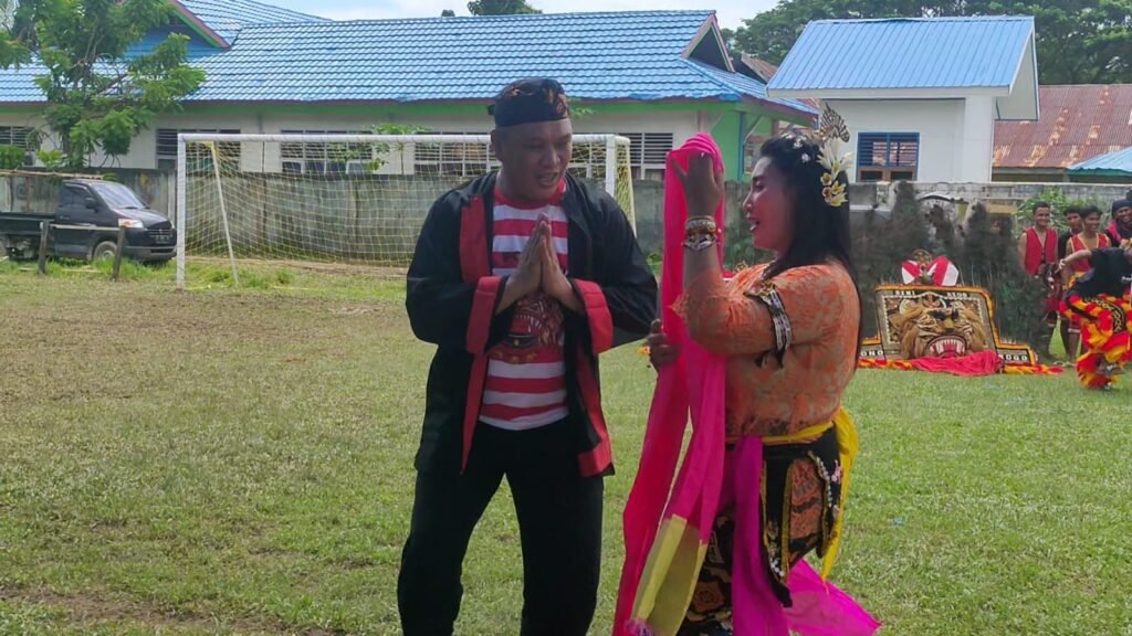 Moment Bupati Konut, Ruksamin menari dalam festival budaya suku Jawa.