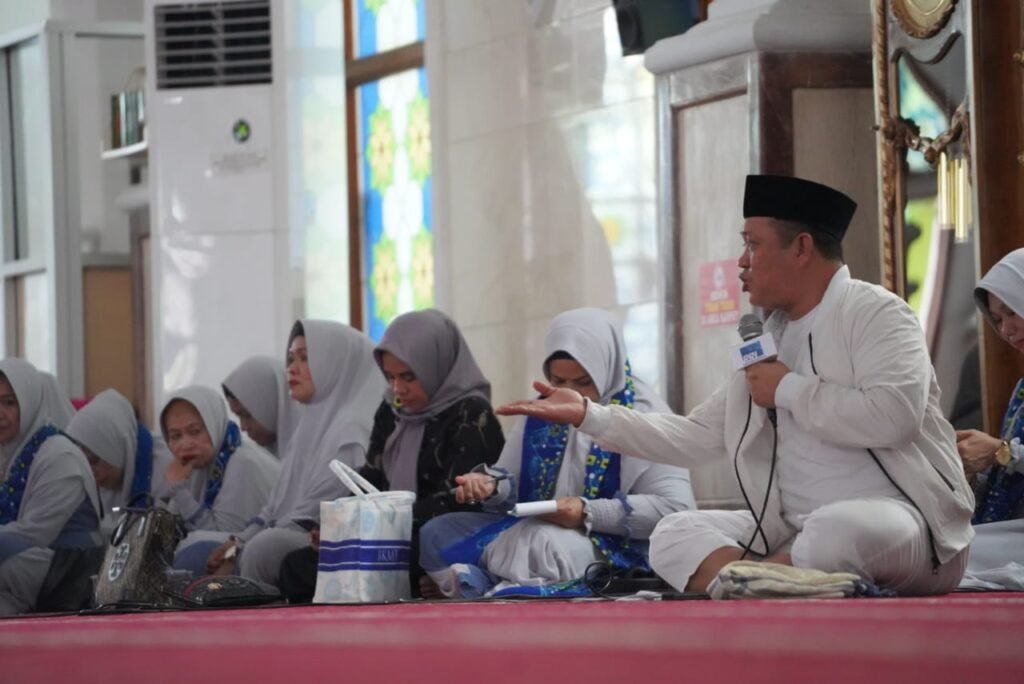 Bupati Konawe Utara, Riksamin sebagai narasumber dalam acara halalbihalal BKMT Sultra.