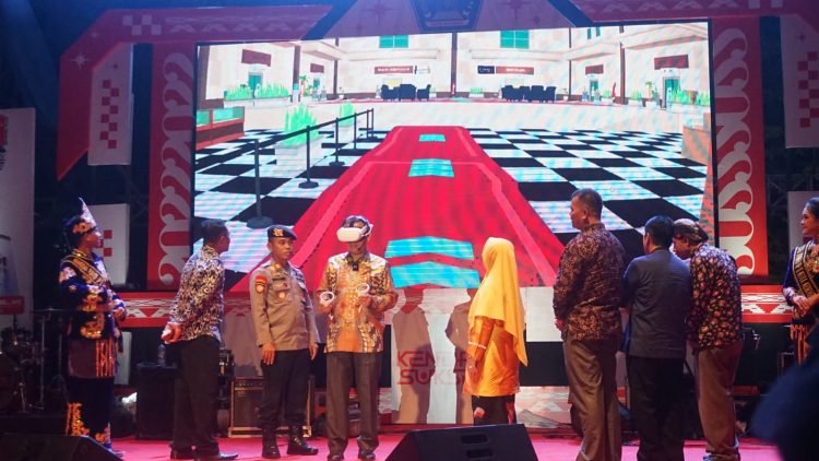 Wali Kota Kendari, Sulkarnain Kadir, saat mencoba teknologi metaverse menggunakan kacamata Vitual Reality (VR).