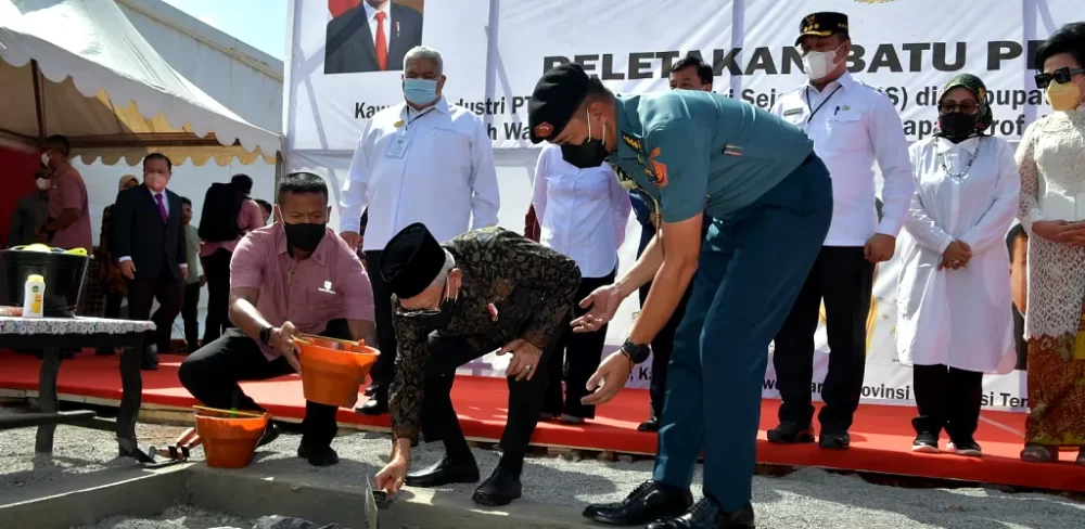 Wapres RI Maruf Amin dalam melakukan peletakan batu pertama di kawasan industri PT NIS.