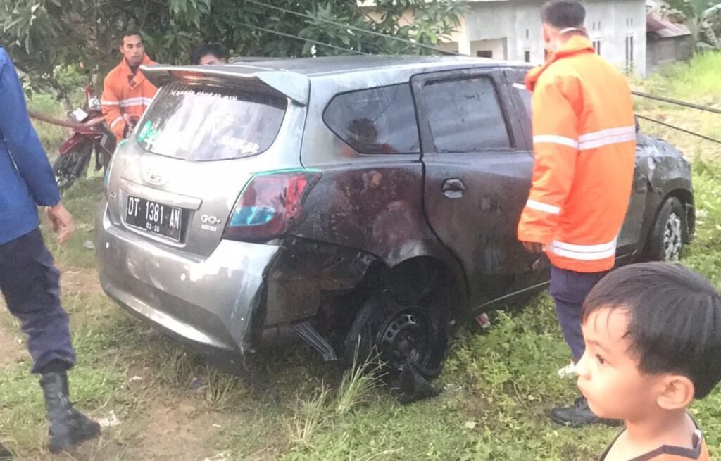 Kondisi satu unit mobil usai pom bensin mini terbakar di Nangananga, Kelurahan Baruga, Kecamatan Baruga, Kota Kendari.