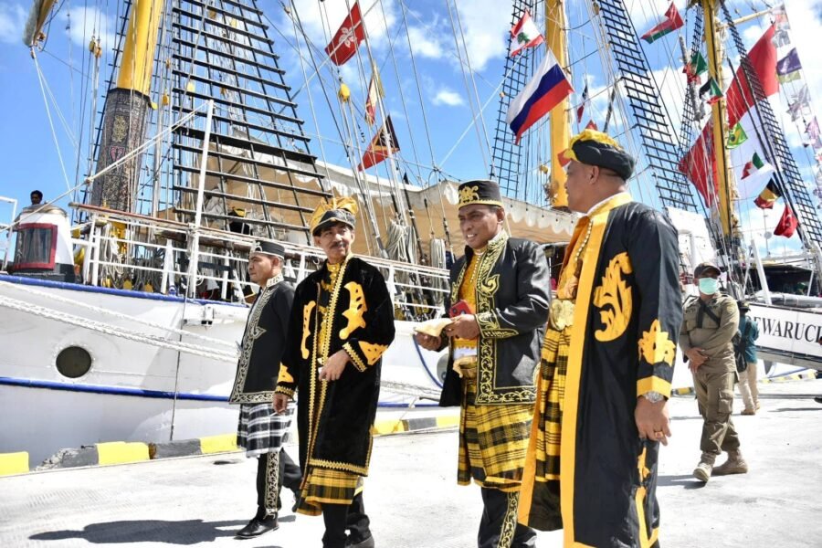 3 Hari di Baubau dan Buton, Laskar KRI Dewaruci Tanam Asam hingga Kunjungi Tambang Aspal 3 Hari di Baubau dan Buton, Laskar KRI Dewaruci Tanam Asam hingga Kunjungi Tambang Aspal