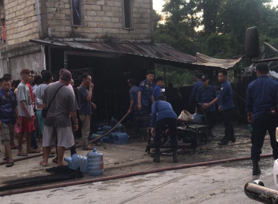 Diduga Gegara Cas HP, Pom Bensin Mini di Kendari Terbakar Diduga Gegara Cas HP, Pom Bensin Mini di Kendari Terbakar