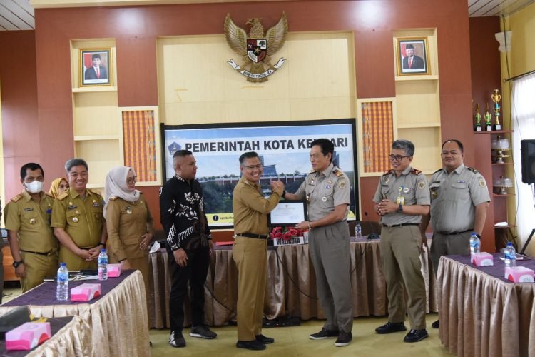 Wali Kota Kendari Terima Penghargaan Tata Ruang dari Menteri Agraria RI Wali Kota Kendari Terima Penghargaan Tata Ruang dari Menteri Agraria RI