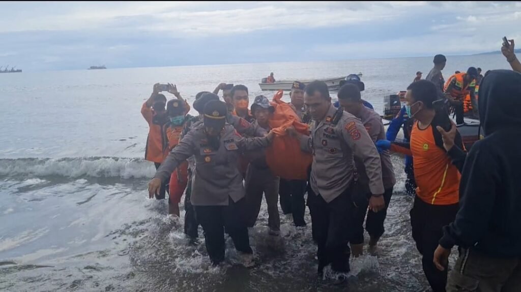 Tim SAR Gabungan berhasil menemukan korban tenggelam dan hilang di Pantai Batu Gong, Kecamatan Lalonggasumeeto, Kabupaten Konawe.