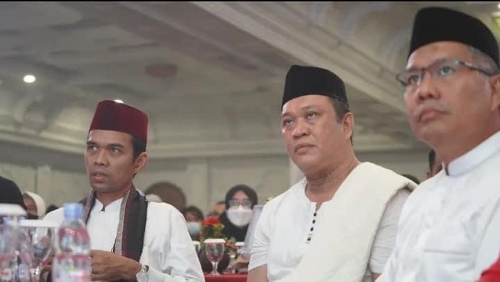 Ustaz Abdul Somad (kiri), Bupati Konawe Utara Ruksamin (tengah), dan Wali Kota Kendari Sulkarnain Kadir (kanan) duduk bersama di Hotel Kubah 9 Kendari.