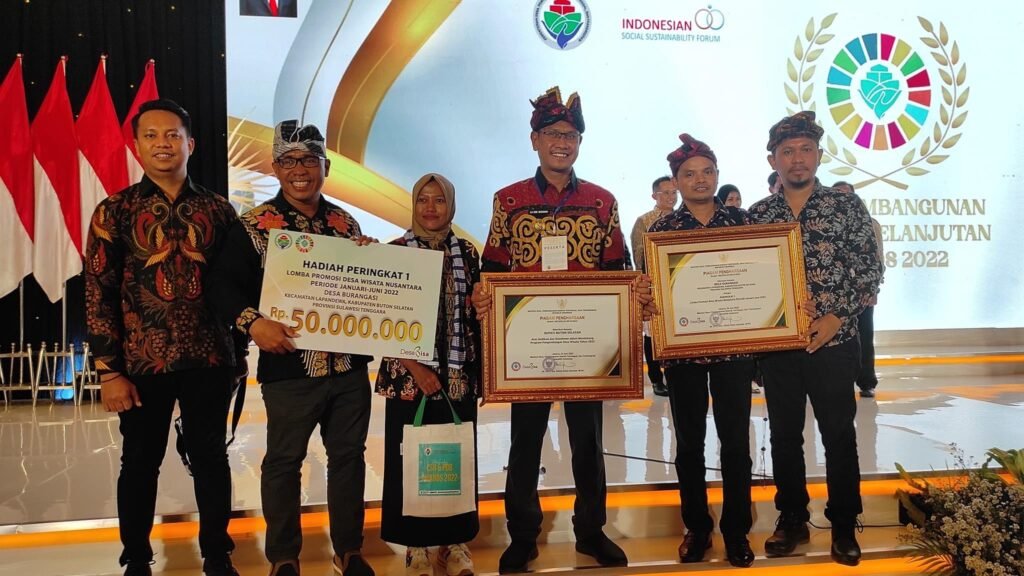 Pj Bupati Buton Selatan, La Ode Budiman (tiga dari kiri) hadiri penganugerakan pemenang Lomba Promosi Desa Wisata Nusantara 2022 di JS Luwansa Hotel, Jakarta.