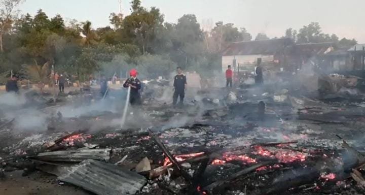 Kondisi delapan unit rumah di Kelurahan Bungkutoko, Kecamatan Nambo, Kota Kendari, Sulawesi Tenggara (Sultra) usai terbakar.