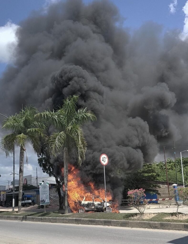 Satu unit minibus terbakar depan SPBU Anduonohu. 