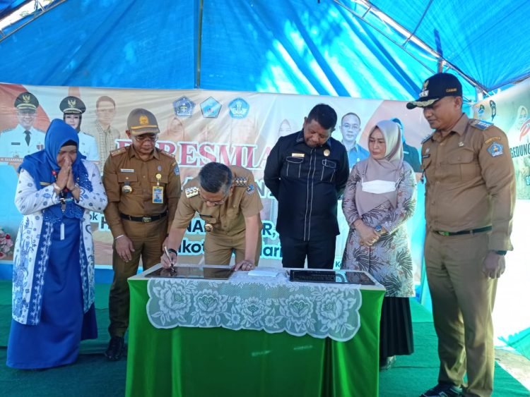 Wali Kota Kendari, Sulkarnain Kadir saat meresmikan 2 Sekolah.