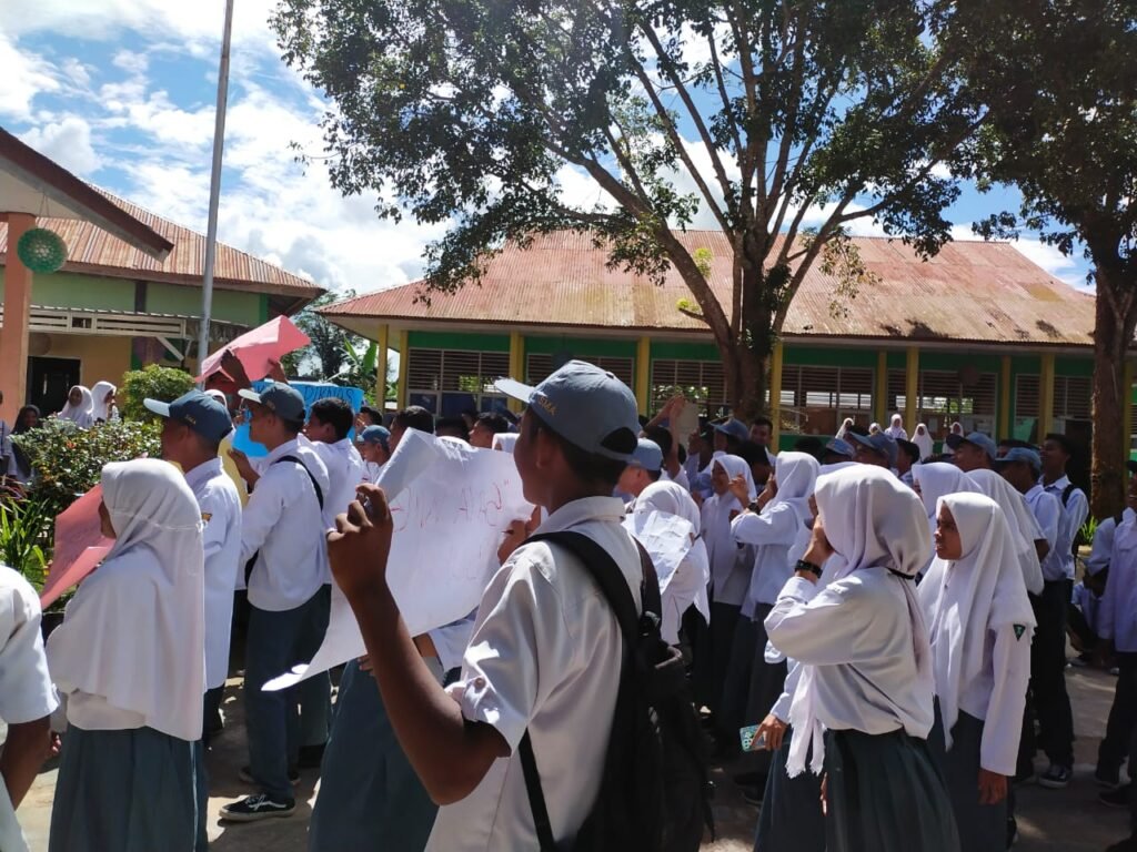 Ratusan siswa gelar unras di SMAN 1 Kontunaga.