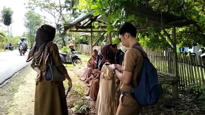 Guru di SMAN 1 Kontunaga menunggu di luar sekolah
