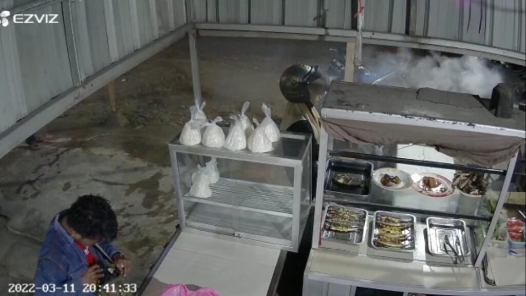 Terduga pelaku yang mengambil HP pria di rumah makan di Kendari.