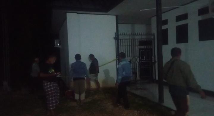 Pemasangan garis polisi di Kantor DPRD Muna Barat.