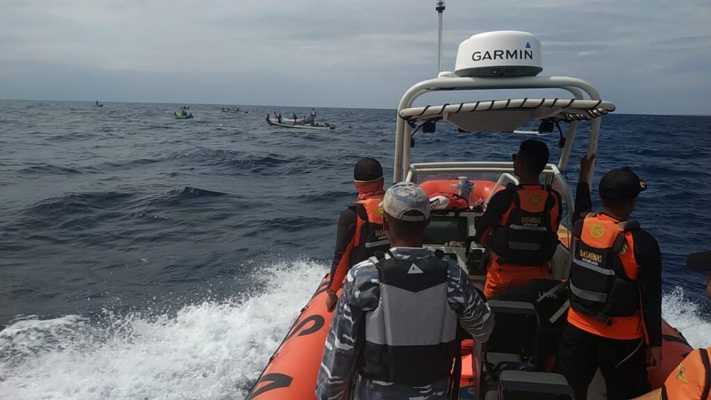 Tim SAR melakukan pencarian terhadap nelayan hilang di Perairan Mola.