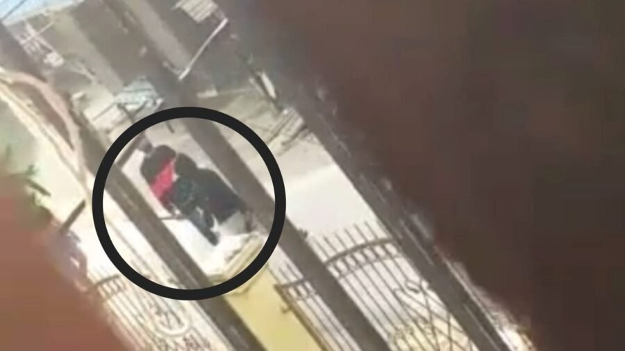 Breaking News: Sekelompok Pria Bawa Parang Hebohkan Warga di Depan Kampus UHO Kendari Breaking News: Sekelompok Pria Bawa Parang Hebohkan Warga di Depan Kampus UHO Kendari