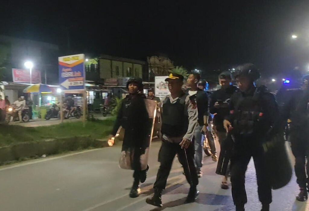 Kapolresta Kendari, Kombes Pol. Eka Fathurrahman saat mengamankan situasi di Lorong Salangga, Kota Kendari.