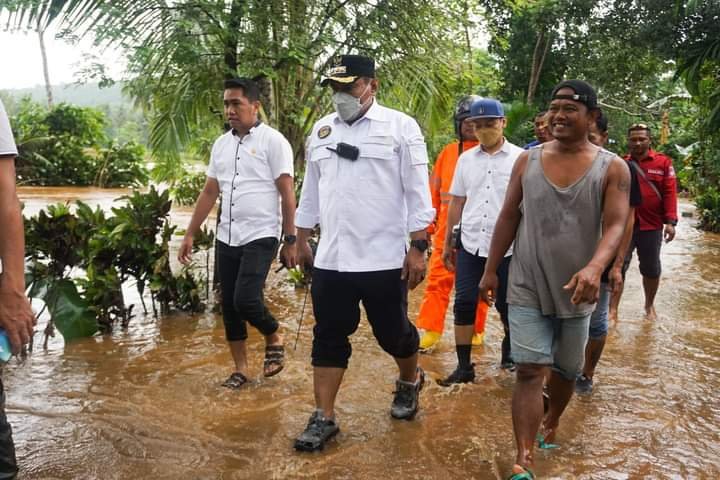 Wali Kota Baubau, La Ode Ahmad Monianse, meninjau langsung ke lokasi banjir di Kecamatan Bungi.