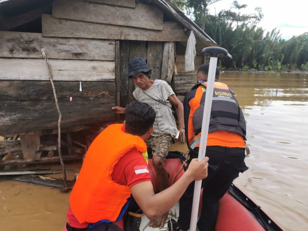 Tim SAR mengevakuasi warga yang terjebak banjir di Kecamatan Bungi, Kota Baubau, Sulawesi Tenggara (Sultra).
