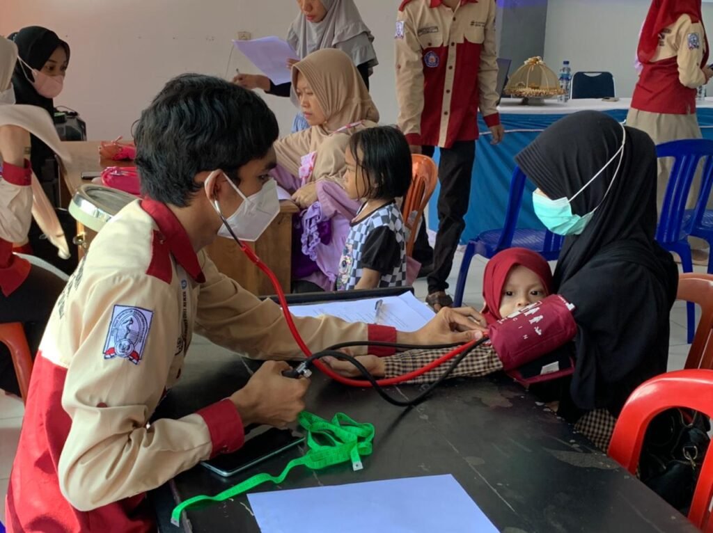 Ibu dan anak melakukan pemeriksaan kesehatan di Kecamatan Kendari Barat.