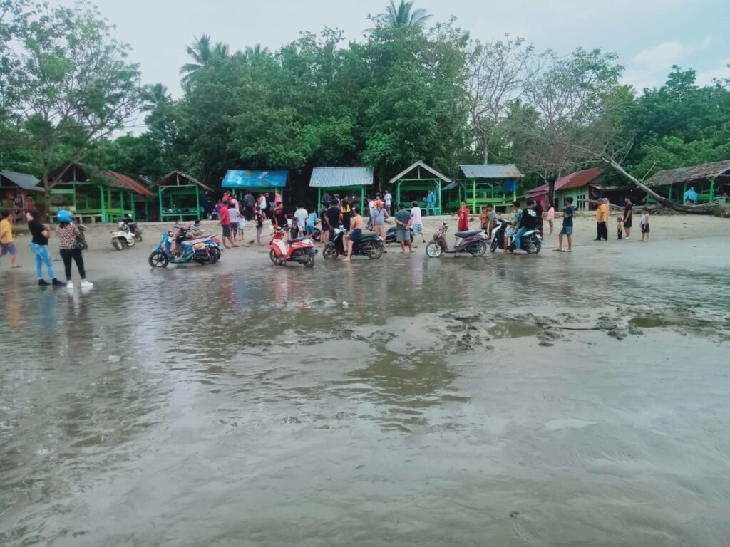 Warga mengevakuasi korban tenggelam di Pantai Batu Gong, Kecamatan Lalonggasumeeto, Kabupaten Konawe.