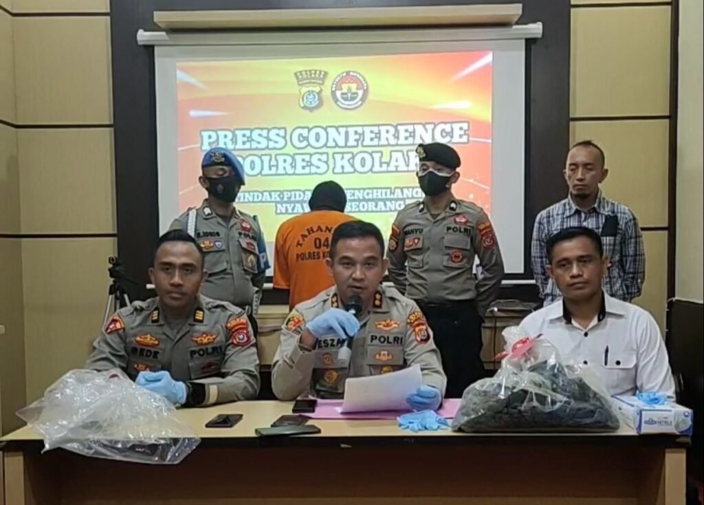 Kapolres Kolaka, AKBP Resza Rahmadianshah, saat pengungkapan kasus pembunuhan staf Pengadilan Agama Kolaka, Firdaus (37).