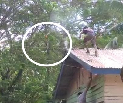 Kabel Listrik Terbakar Usai Kebakaran Rumah di TPA Puuwatu, Bikin Panik Warga Kabel Listrik Terbakar Usai Kebakaran Rumah di TPA Puuwatu, Bikin Panik Warga