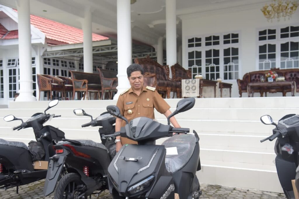 Bupati Buton, La Bakry menyerahkan motor listrik Gesits kepada ASN. 