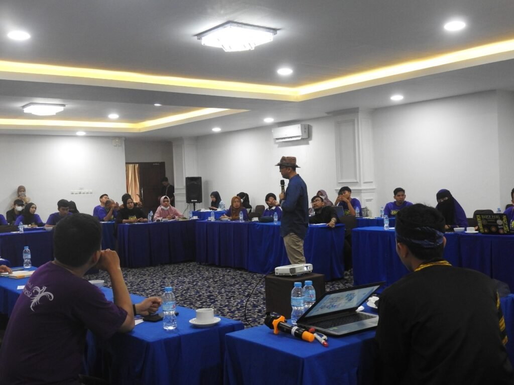 Suasana pelatihan para pengelola Event Organizer oleh Dispar Sultra. 