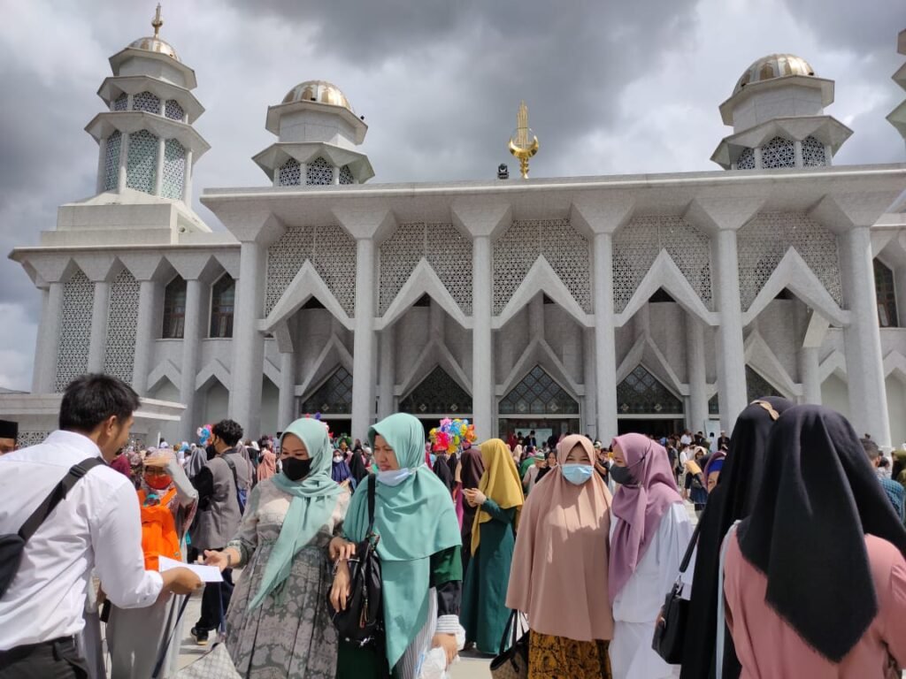 Ribuan jemaah memadati Masjid Raya Al-Kautsar guna menyaksikan ceramah oleh ulama ternama, Ustaz Abdul Somad. 