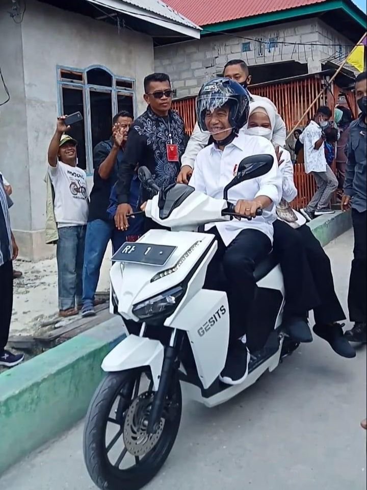 Bersama Ibu Negara, Jokowi Keliling Kampung Bajo Wakatobi dengan Motor Listrik Bersama Ibu Negara, Jokowi Keliling Kampung Bajo Wakatobi dengan Motor Listrik