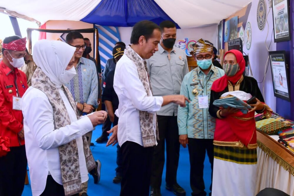 Tinjau Pameran UMKM di Wakatobi, Presiden Jokowi Pesan Khusus Abon Ikan Tuna Tinjau Pameran UMKM di Wakatobi, Presiden Jokowi Pesan Khusus Abon Ikan Tuna