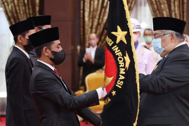 Gubernur Sultra, Ali Mazi mengambil sumpah dan melatik 5 anggota Komisi Informasi.