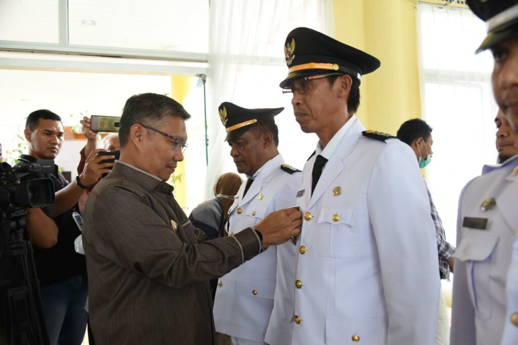 Wali Kota Kendari, Sulkarnain Kadir dalam melantik sejumlah pejabat lingkup Pemkot Kendari.