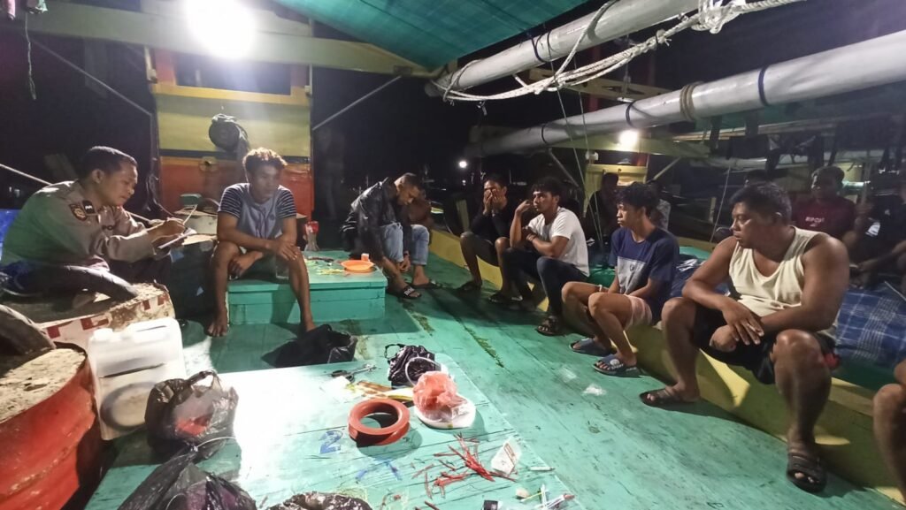 Polisi mendatangi TKP. 