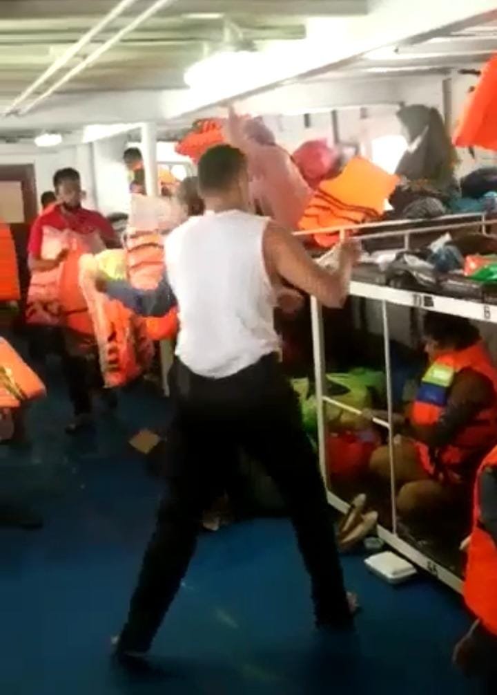 KM Al-Sudais 22 Dihantam Ombak di Tanjung Buton, Penumpang Panik dan Berburu Rompi Pelampung KM Al-Sudais 22 Dihantam Ombak di Tanjung Buton, Penumpang Panik dan Berburu Rompi Pelampung