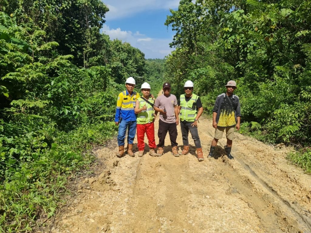 Proses perbaikan akses Jalan Bobolio - Lawey, Kabupaten Konawe Kepulauan oleh PT GKP.