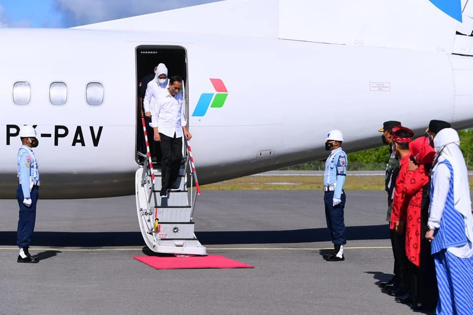 Presiden Joko Widodo bersama Ibu Iriana Joko Widodo tiba di Bandara Matahora, Wakatobi.